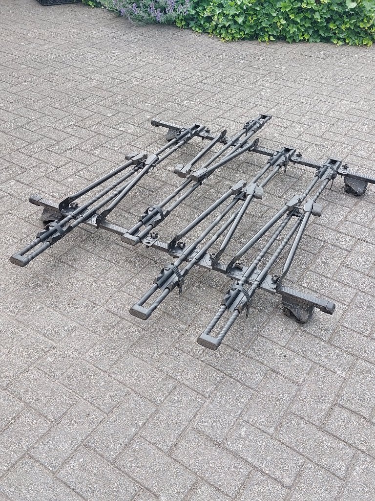 4 dakfietsdragers Thule met slot, Ophalen, 3 fietsen of meer, Zo goed als nieuw, Fietsendrager-accessoire