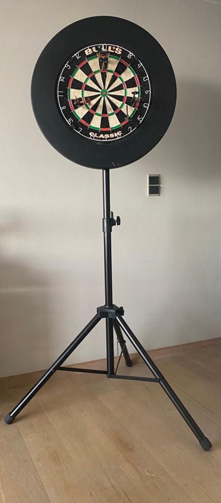 Dartsbord met surround op staander, Sport en Fitness, Darts, Verzenden, Zo goed als nieuw