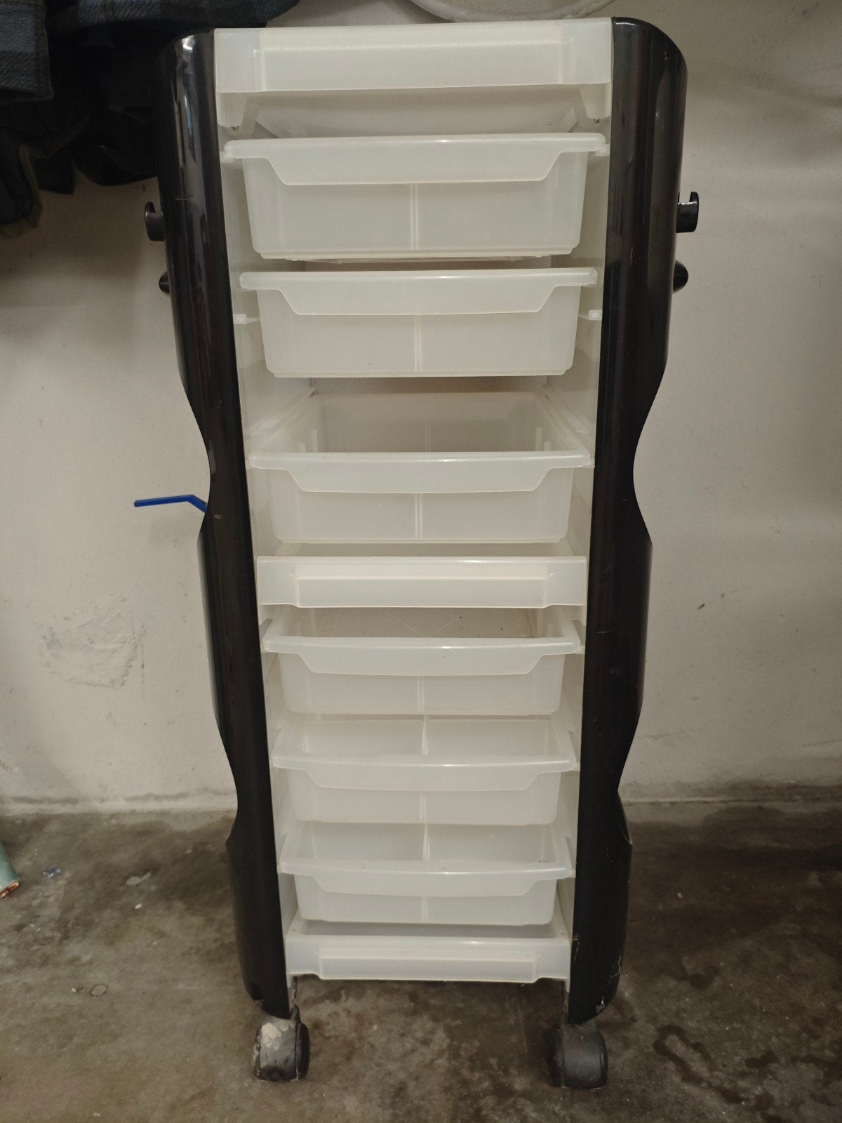 Gratis pvc kastje, Maison & Meubles, Armoires | Armoires à porte coulissante & Armoires à archives, Enlèvement