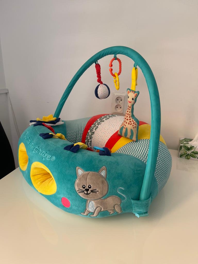 Siège pour bébé et tapis de jeu Sophie de Giraf avec arceau, Enfants & Bébés, Enlèvement ou Envoi, Comme neuf, Déguisement, Sonore