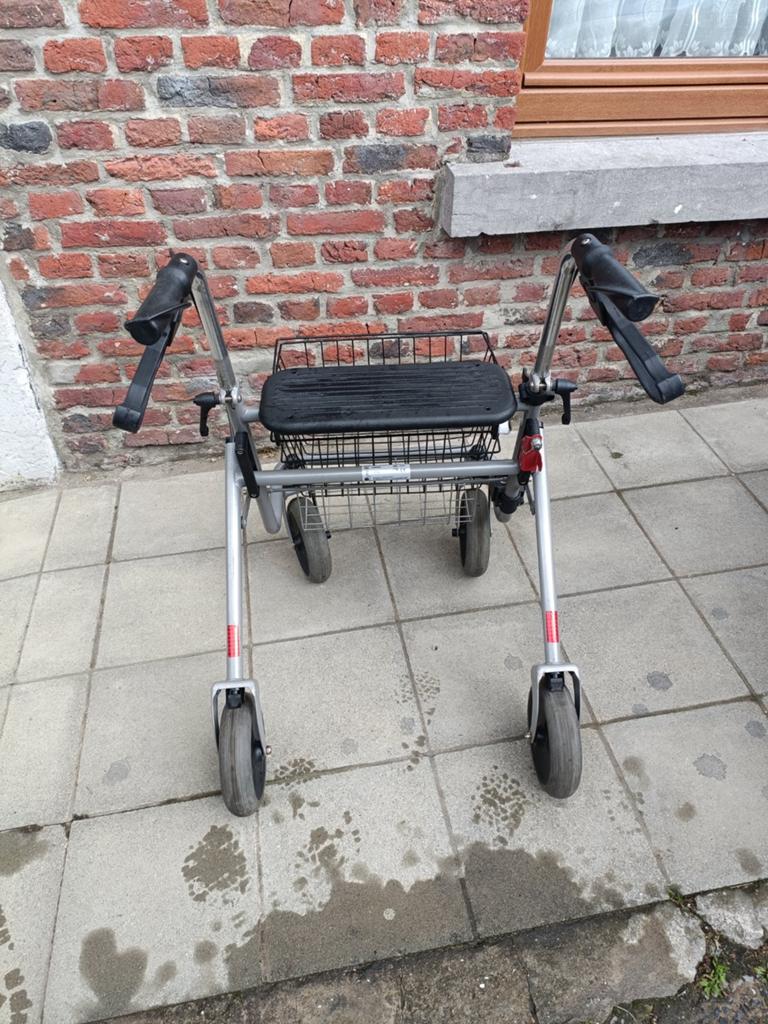Tribune déambulateur pliable 4roues assise freins et panier, Divers, Déambulateurs, Enlèvement, Pliable