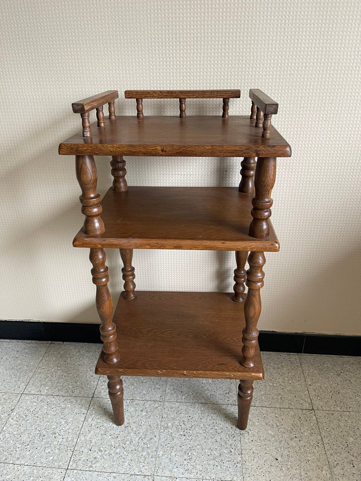 Vintage houten etagere of bijzettafeltje, Ophalen, Zo goed als nieuw, Hout