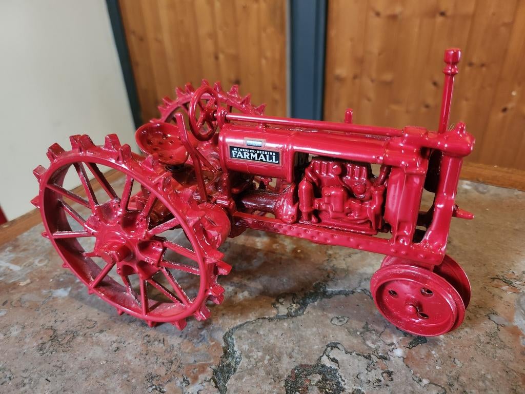 Ancien tracteur metal, Collections