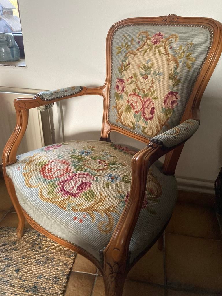 Petit fauteuil avec jolie tapisserie, Ophalen