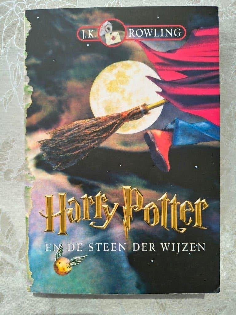 Harry Potter en de steen der wijzen - JK Rowling, Ophalen of Verzenden, Zo goed als nieuw, Boek of Poster