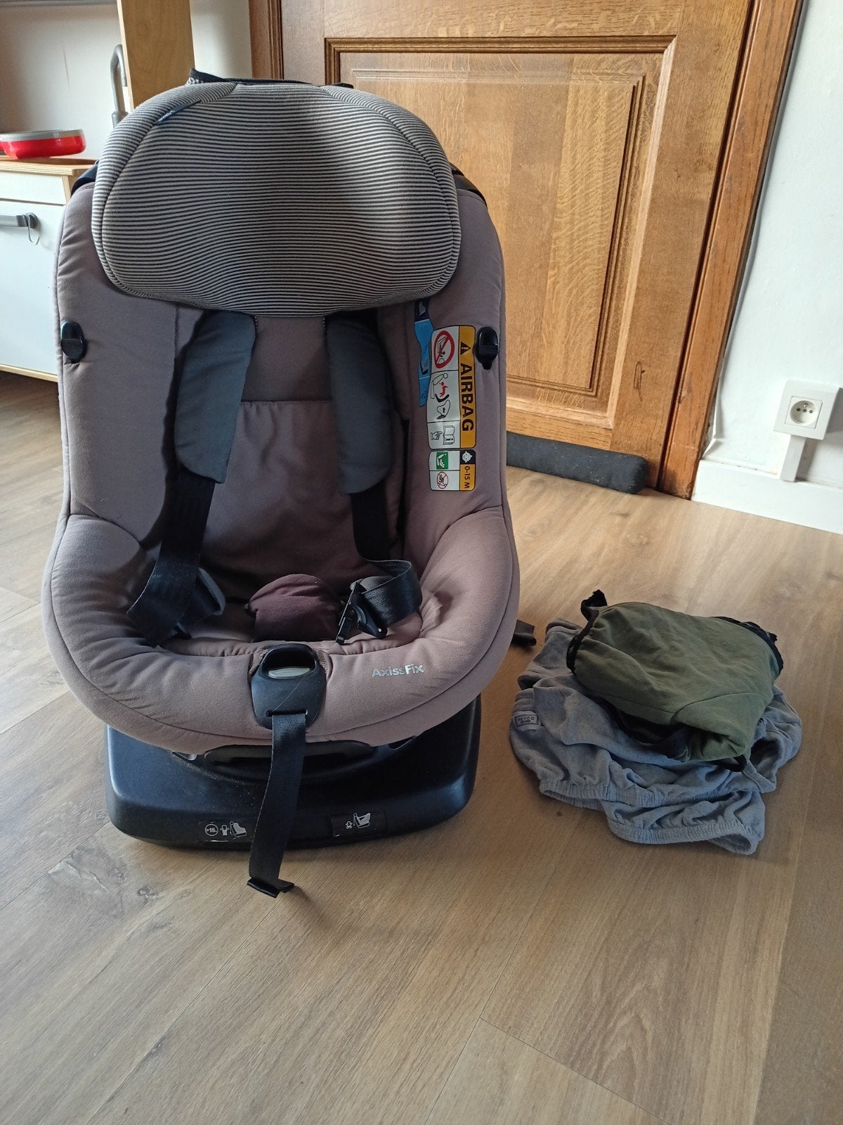 maxi cosi AxissFix + 2 hoezen, Enlèvement, Isofix