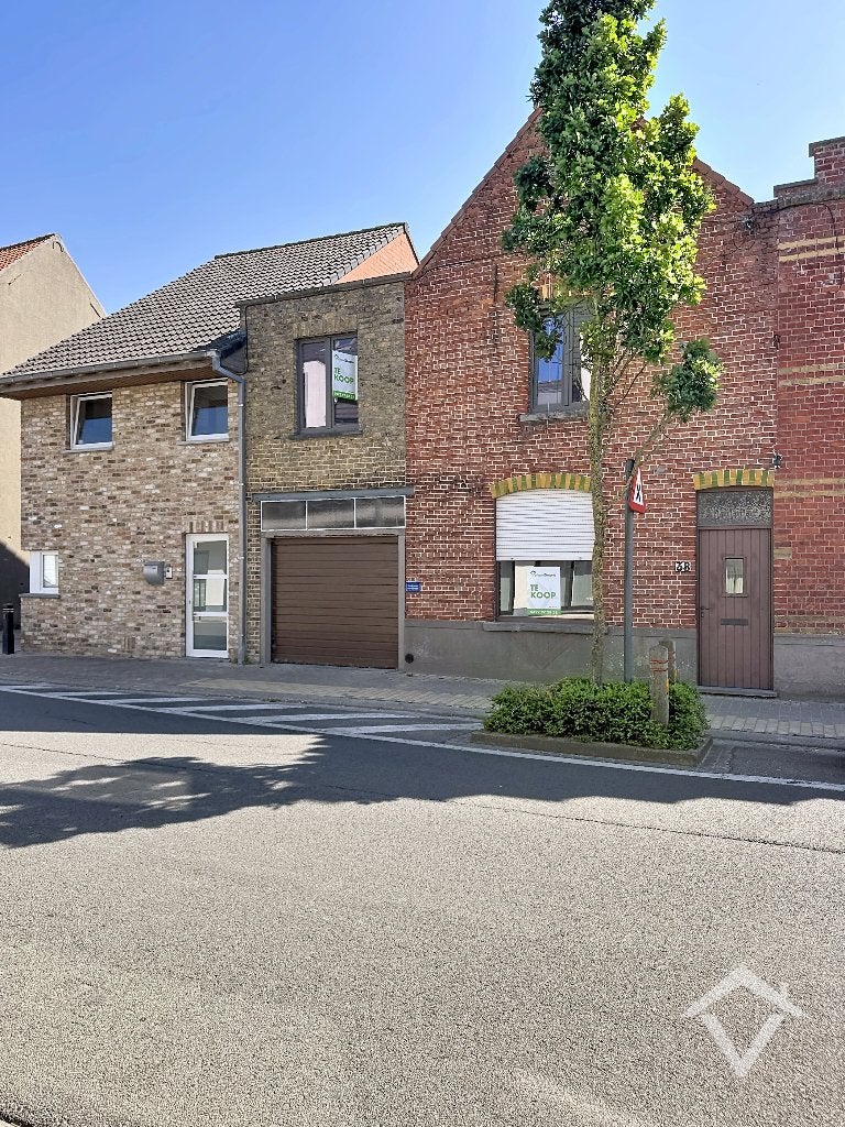 Woning met 3 slaapkamers en garage te Eernegem, 200 tot 500 m², Eernegem, 3 kamers, Tussenwoning