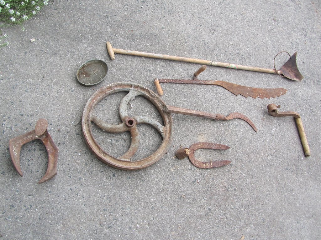Vieux outils agricoles: pied de cordonnier, scie à bois,..., Antiquités & Art, Enlèvement