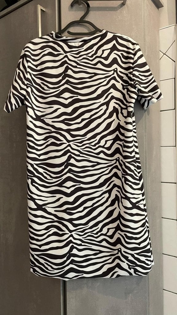 ROBE neuve ZARA zèbre blanc noir S, Vêtements | Femmes, Robes, Neuf, Enlèvement ou Envoi, Multicolore, Zara