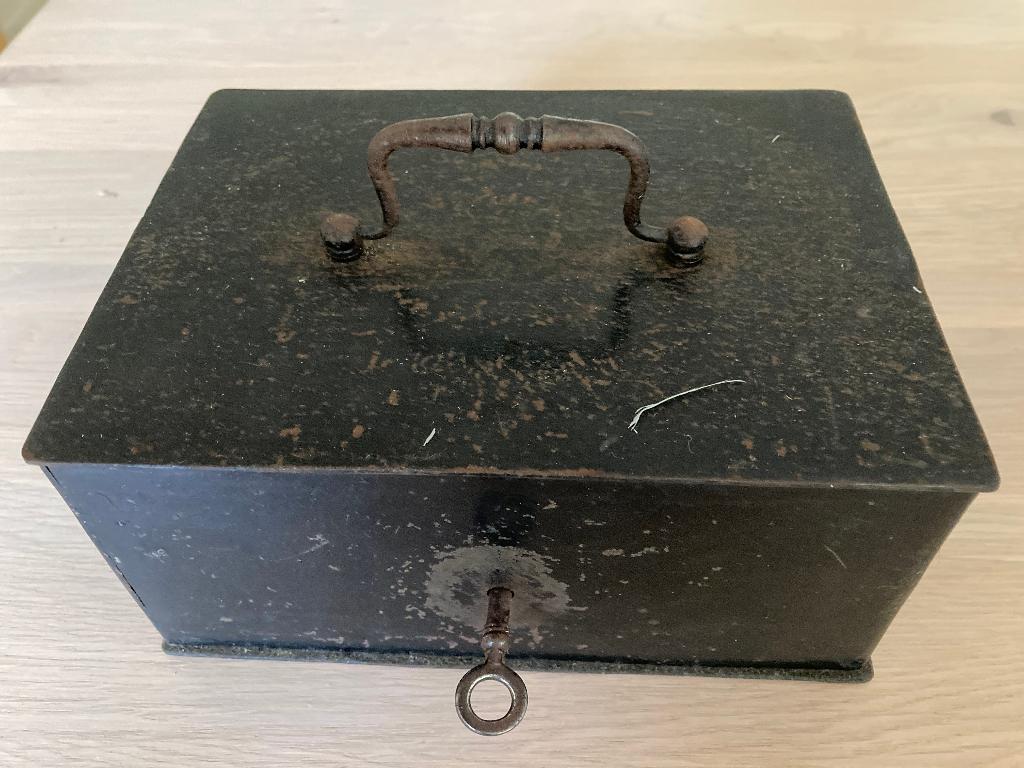 Vintage gietijzeren geldkoffertje, Ophalen