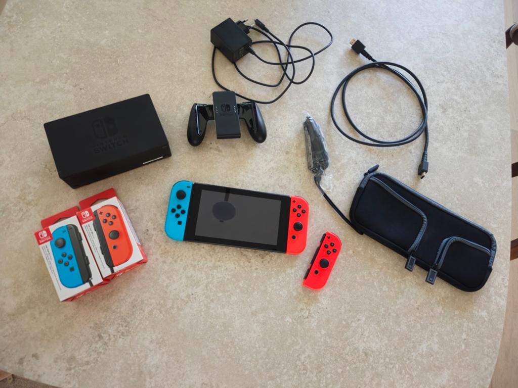 Nintendo Switch V1 complète – Excellent état + accessoires, Consoles de jeu & Jeux vidéo, Consoles de jeu | Nintendo Switch, Enlèvement