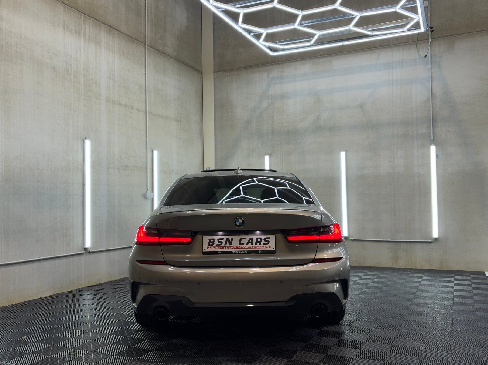 BMW 330i/MPACK/OPENDAK/HARMAN/LASER/MEMORY/HUD/360/FULL/GRNT, Automaat, Achterwielaandrijving, Zwart, Leder