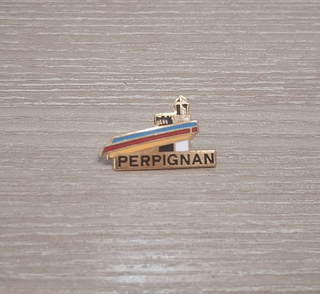 PIN - PERPIGNAN - FRANCE - FRANKRIJK, Envoi, Utilisé, Ville ou Campagne, Insigne ou Pin's