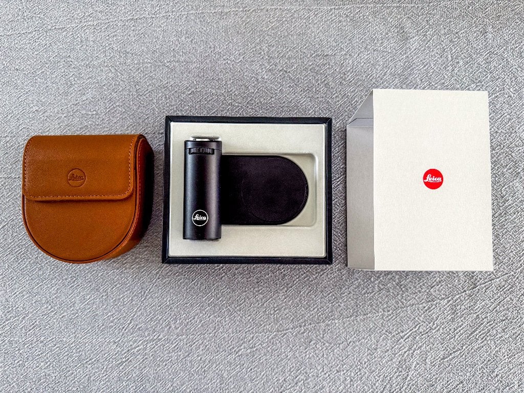 Leica 18562 LUX Grip met Leica 18598 Leather case, Audio, Tv en Foto, Fotocamera's Digitaal, Ophalen of Verzenden, Zo goed als nieuw