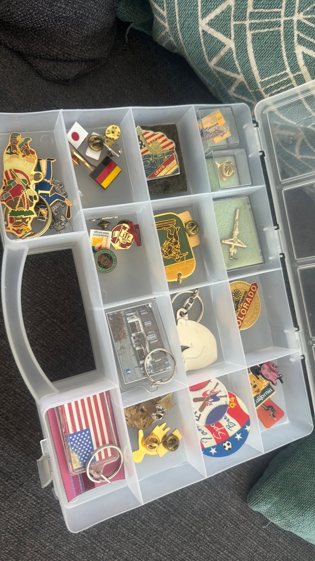 Verzameling van pins, sleutel h, miniatuur beeldjes en varia, Ophalen, Zo goed als nieuw