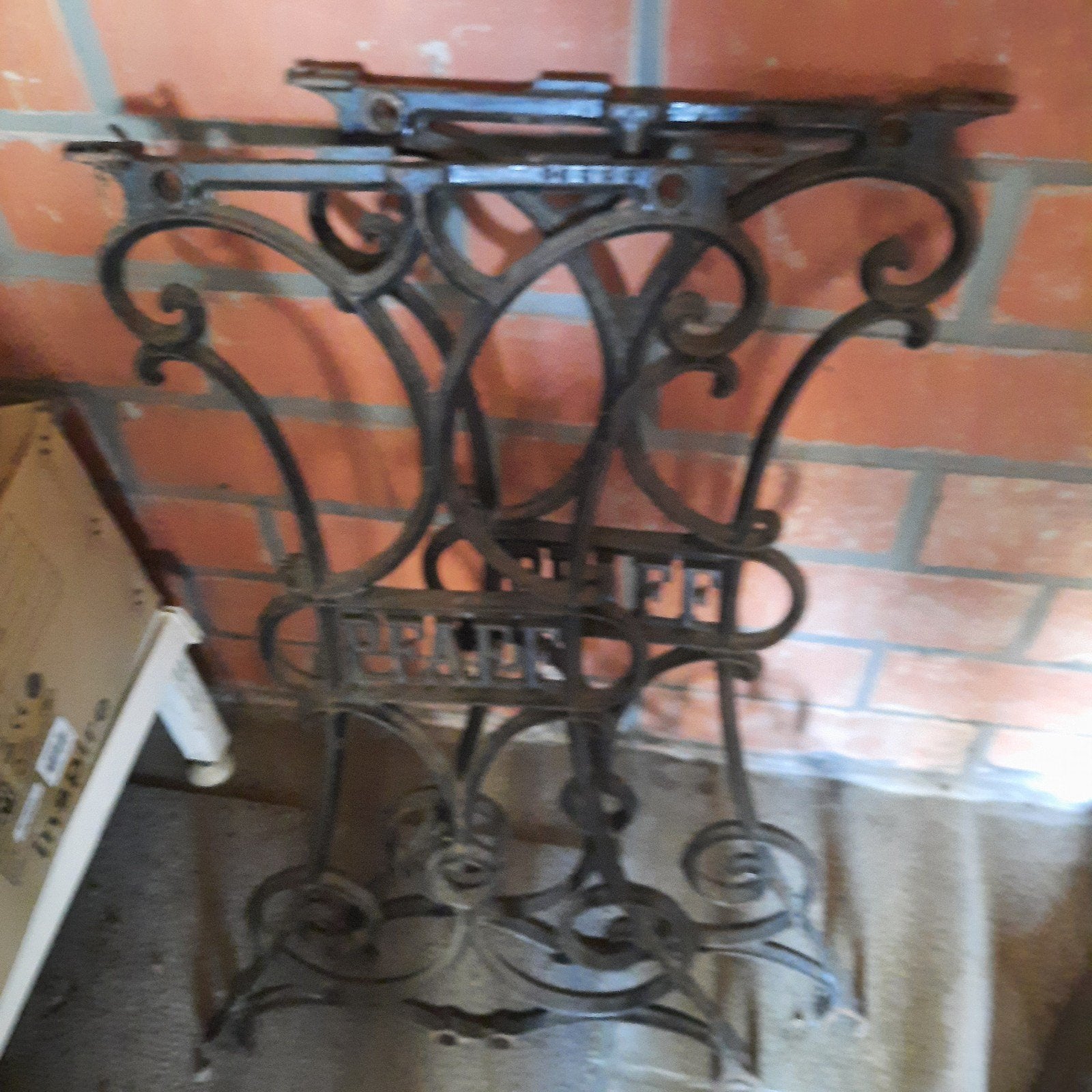 Supports (côtés) de l'ancienne machine à coudre PFAFF., Antiquités & Art, Enlèvement