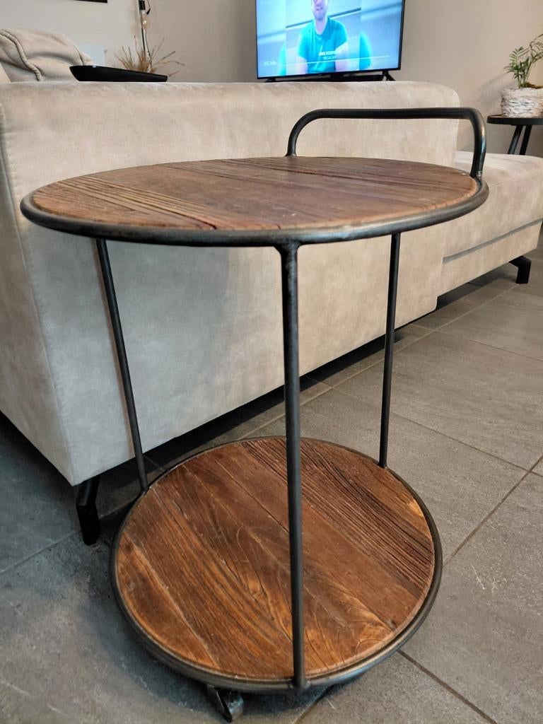 Petite table sur roulette, Enlèvement