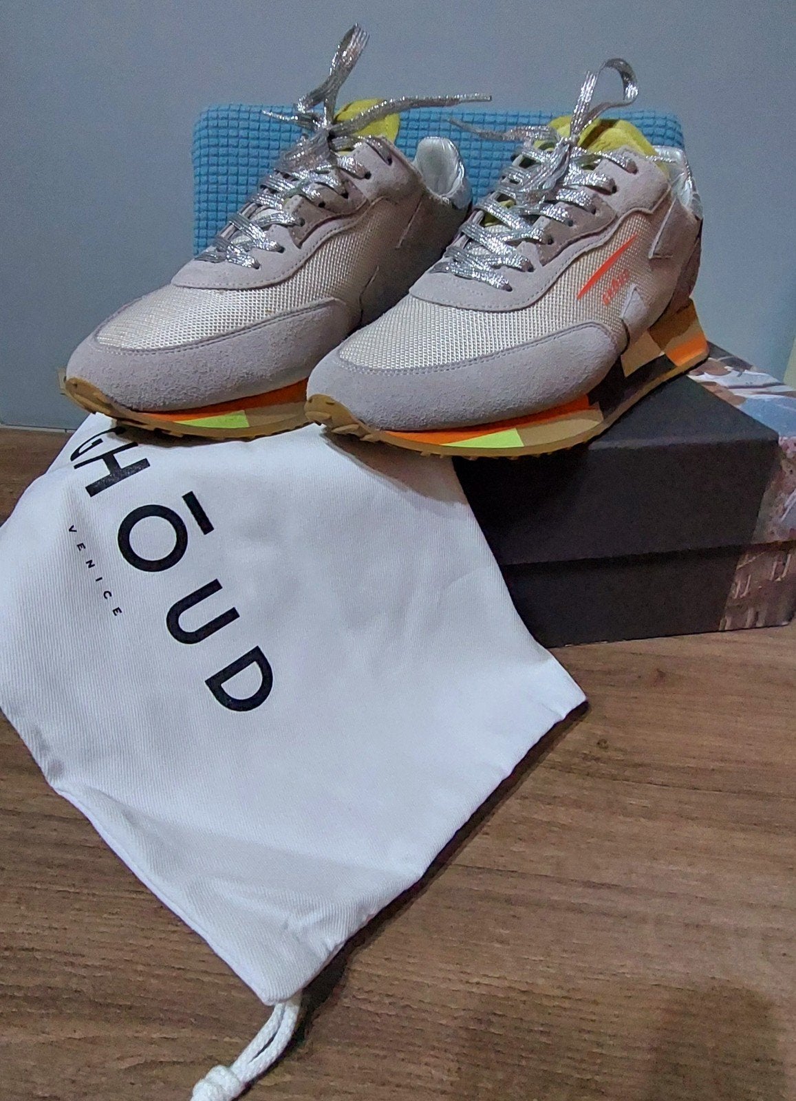 "Ghoud " sneakers, Ophalen