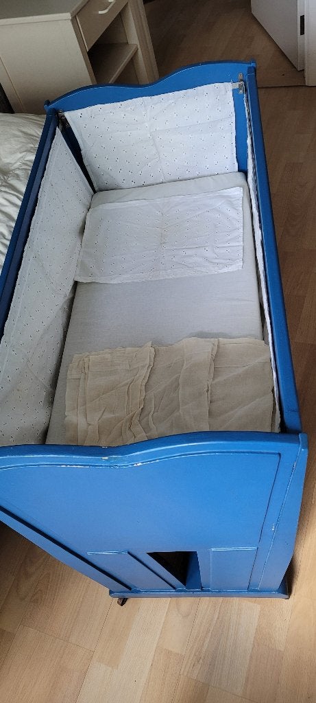 lit bébé, robuste, en bois, avec rideaux, Enfants & Bébés, Enlèvement, Utilisé, Moins de 140 cm, Moins de 70 cm