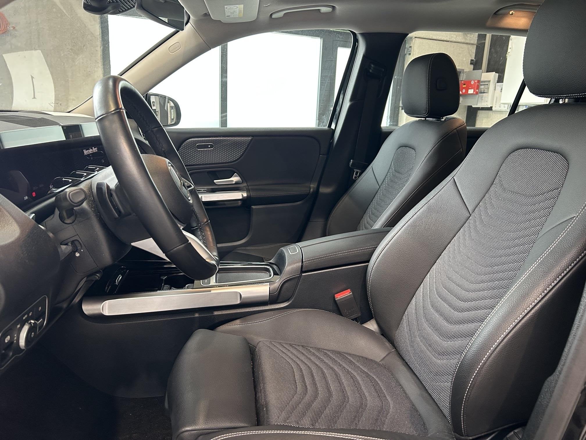 Mercedes-Benz GLB-Klasse 220 D 4MATIC Luxury Line Panoramisc, Auto's, Automaat, Dealer onderhouden, Stof, Gebruikt