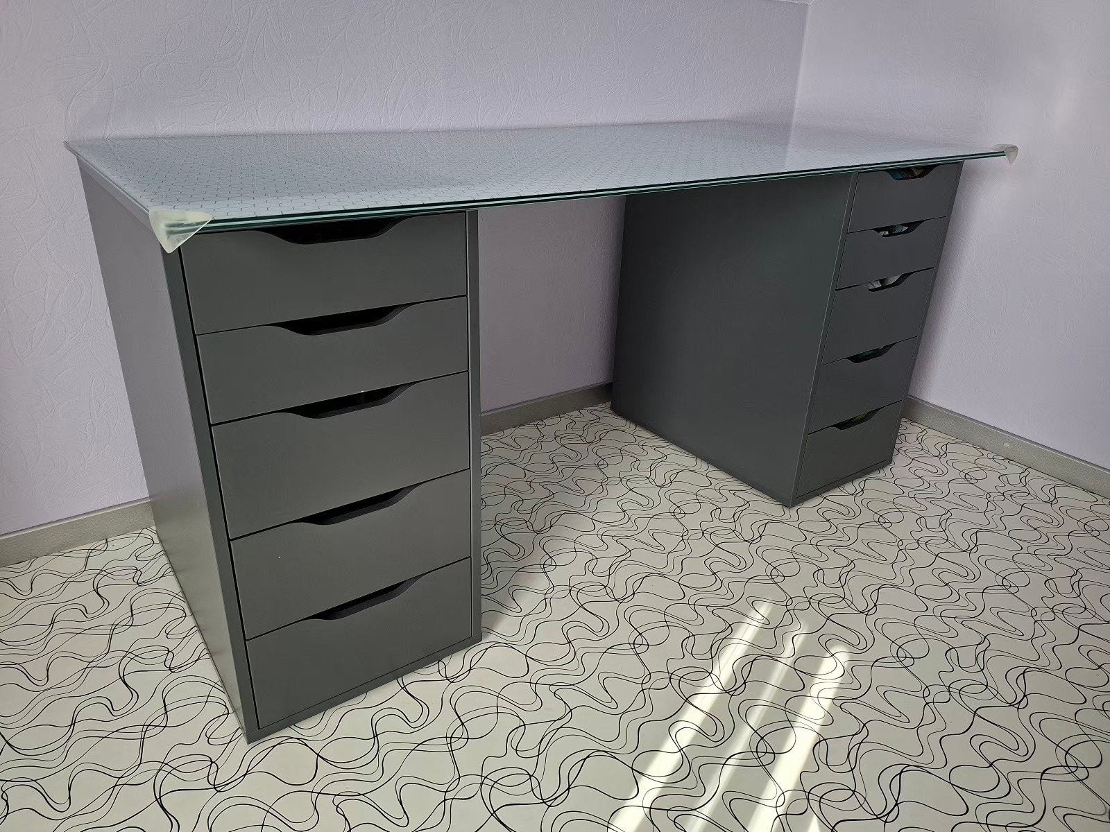 Bureau moderne avec plateau en verre et 10 tiroirs - 60€, Maison & Meubles, Moderne, Enlèvement, Verre
