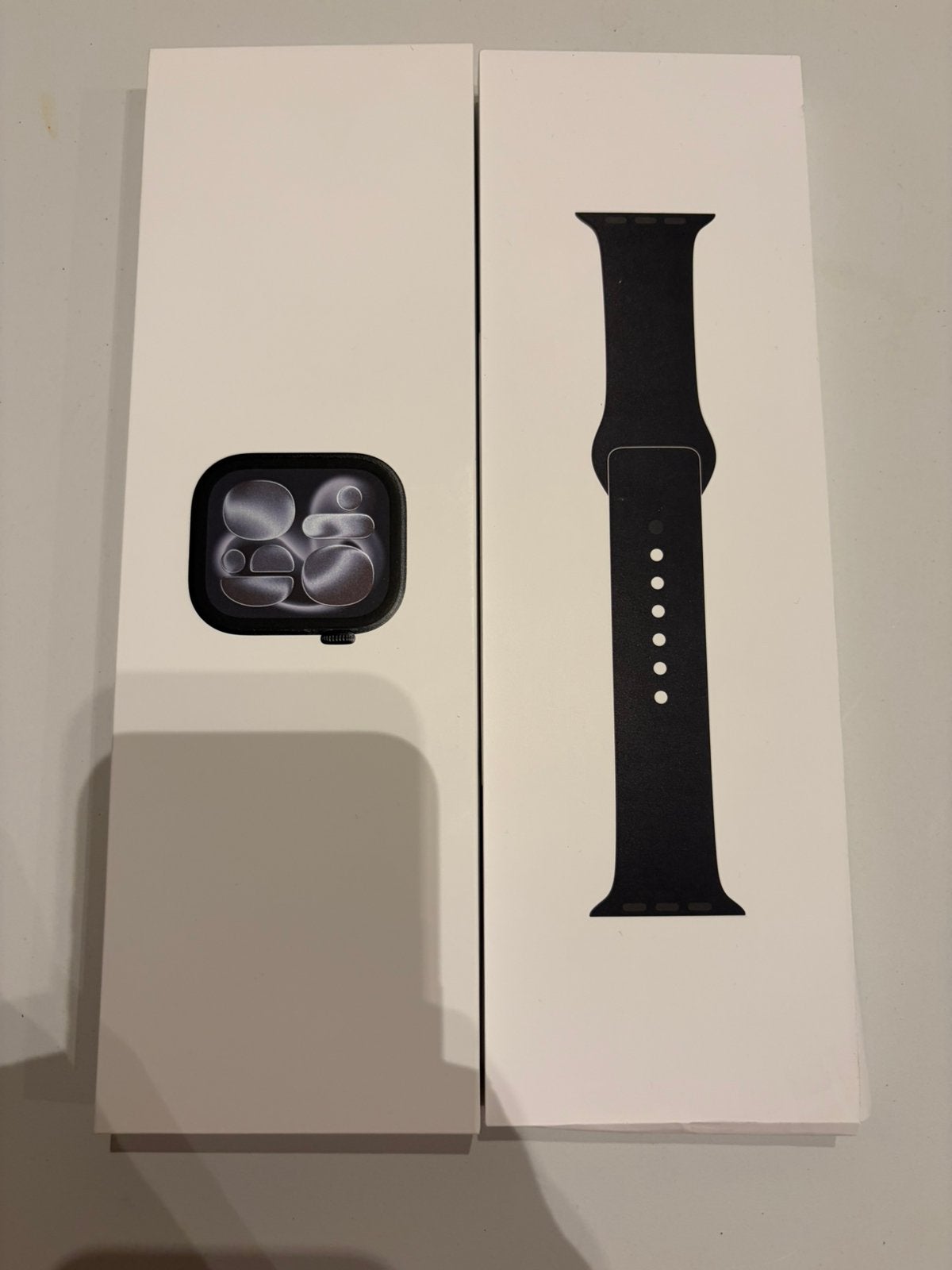 Apple Watch série 11 46 mm en aluminium noir, Neuf, Étanche, IOS, Enlèvement