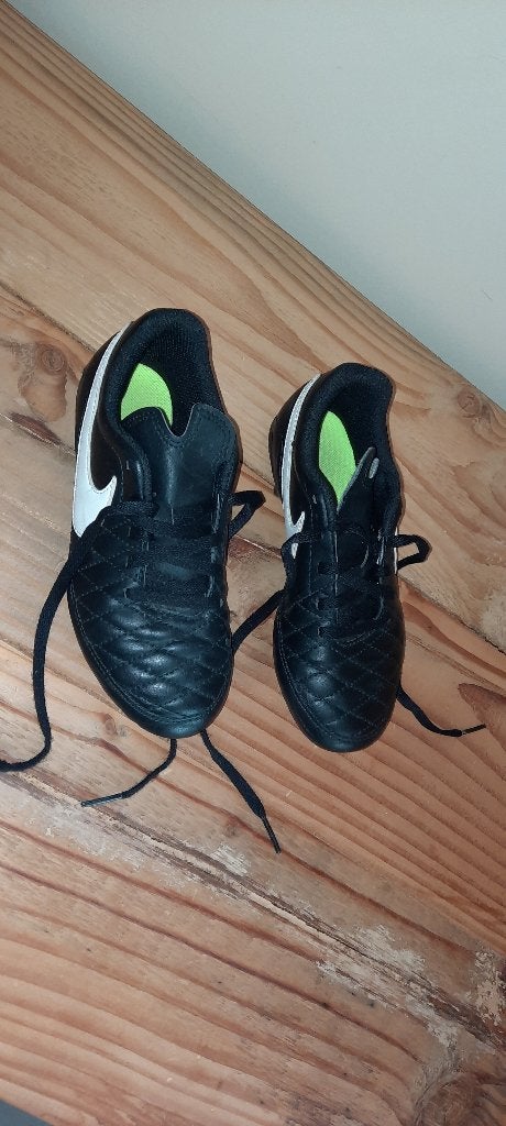 Jolies chaussures de football Nike taille 31,5, Enfants & Bébés, Garçon, NIKE, Enlèvement ou Envoi, Comme neuf