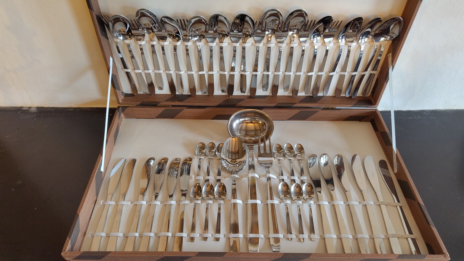 51-delige vintage bestekkoffer, Huis en Inrichting, Keuken | Bestek, Ophalen, Bestekset, Zo goed als nieuw, Inox of Chroom