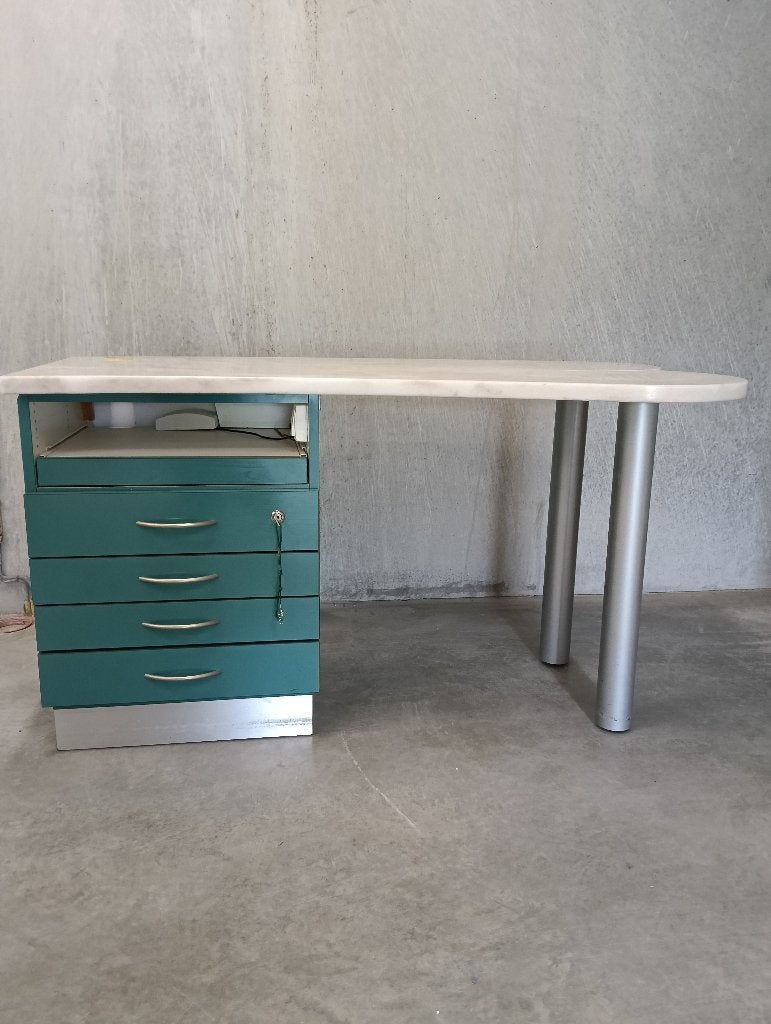 Beau bureau 4 tiroirs et plaque de marbre blanc profilée, Enlèvement, Comme neuf