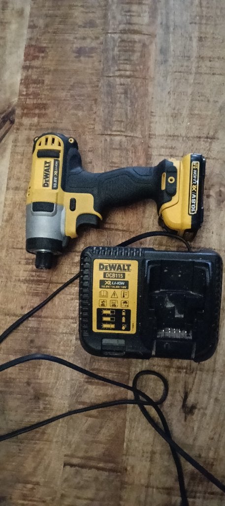 Dewalt visseuse a choc 10,8 v 2ah, Comme neuf, Enlèvement, Foreuse et Perceuse, 400 à 600 watts