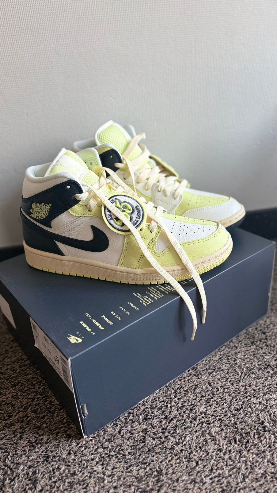 Nouvelles baskets Nike Air Jordan 1 Mid., Enlèvement, Comme neuf, Baskets