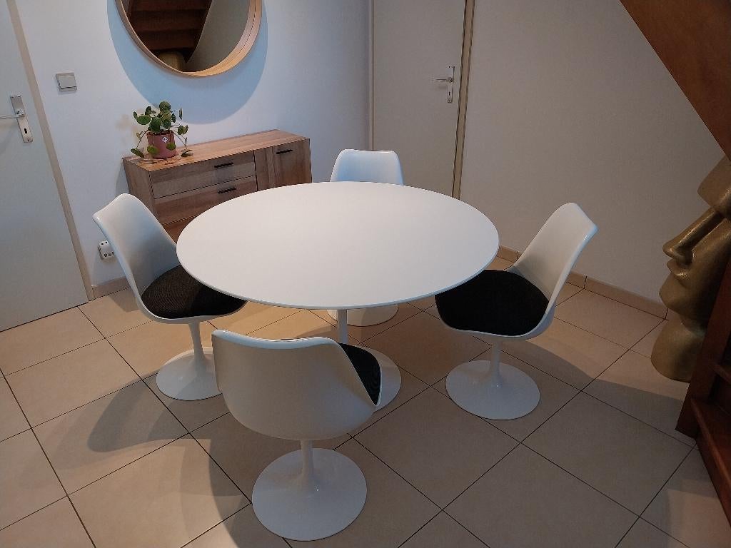 Ensemble table Knoll Saarinen + 4 chaises Knoll Saarinen, Enlèvement