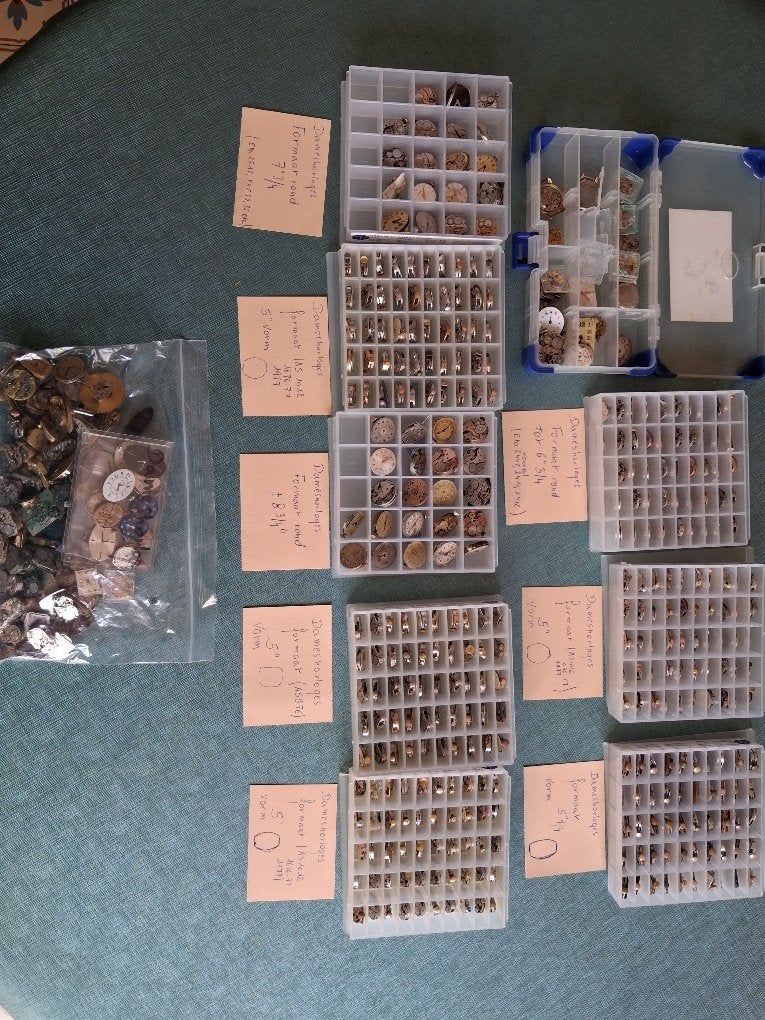 Lot d'environ 450 inserts de montres pour femmes, Envoi