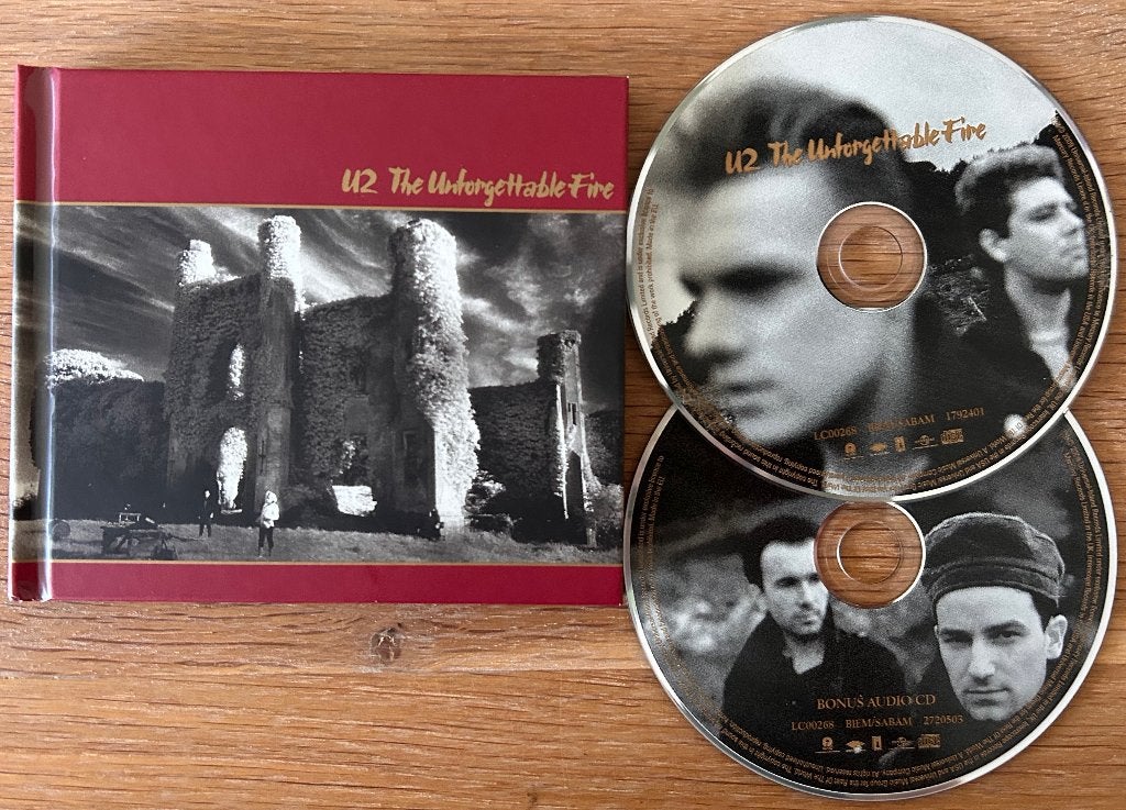 U2 - Unforgettable fire box (Deluxe Edtion) 2CD, Cd's en Dvd's, Gebruikt, Inclusief boekje, Verzenden, Classic Rock