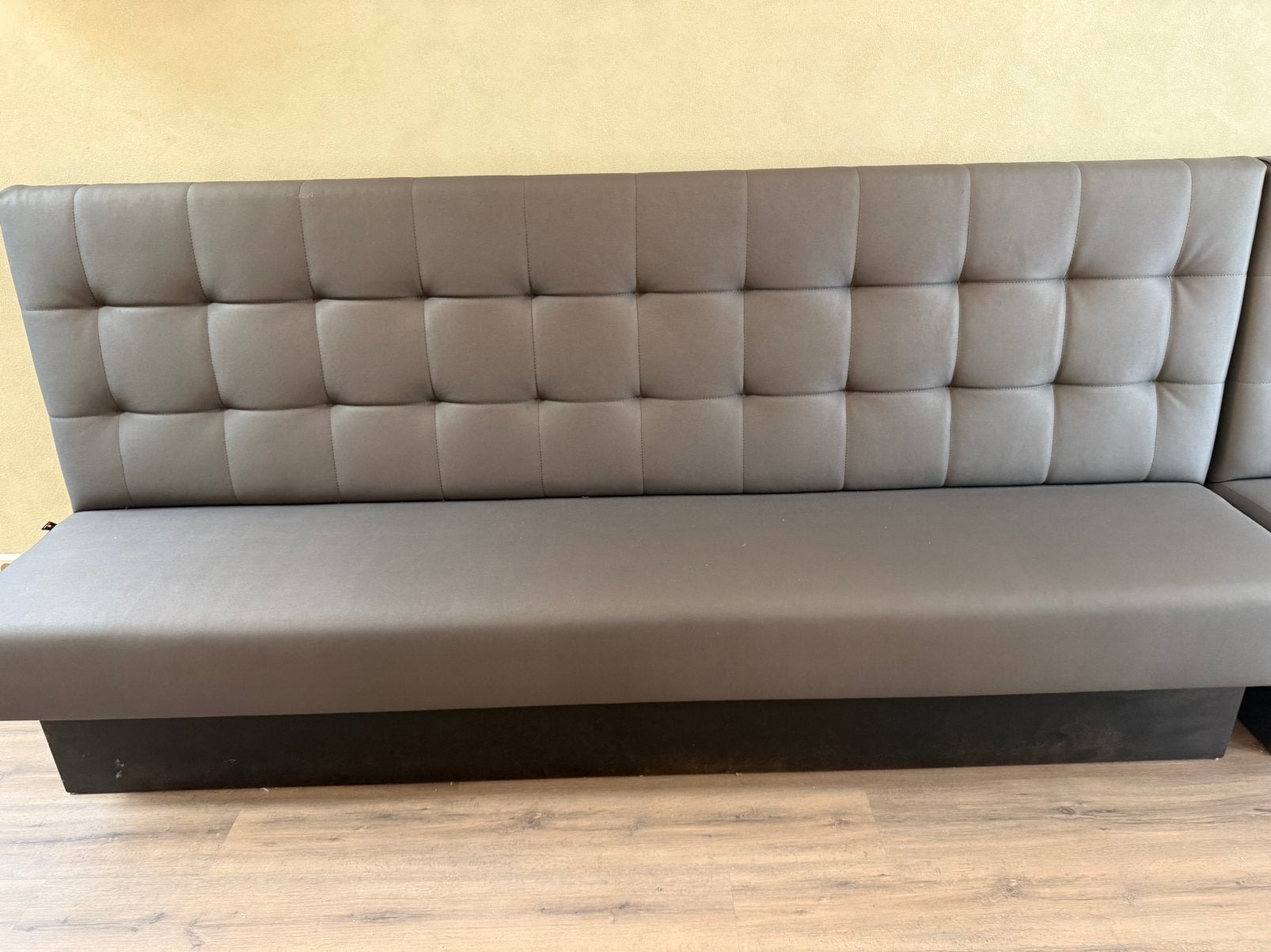 3 x bancs muraux Eurochair Hospitality, Articles professionnels, Enlèvement, Utilisé, Mobilier