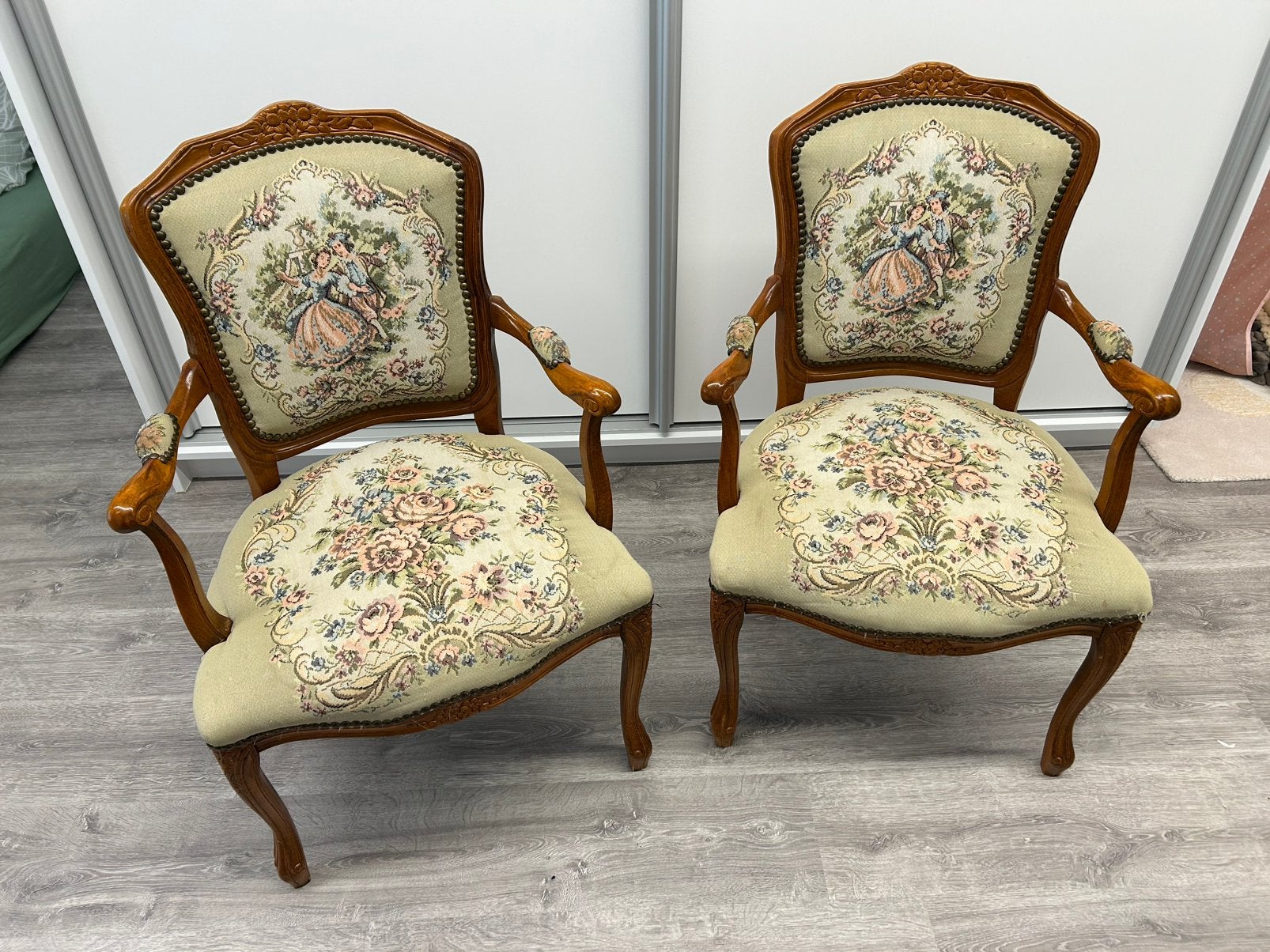 Antieke stoelen, Ophalen