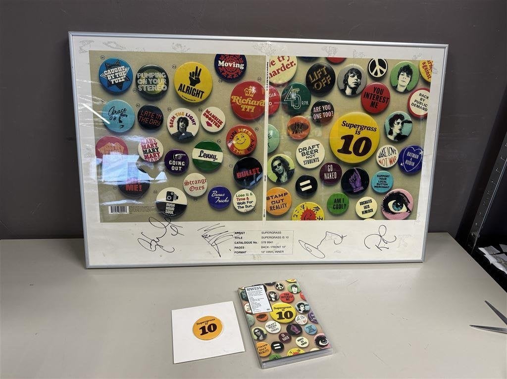 2004 Supergrass gesigneerd met dvd, Collections, Musique, Artistes & Célébrités, Enlèvement ou Envoi, Comme neuf, Signé