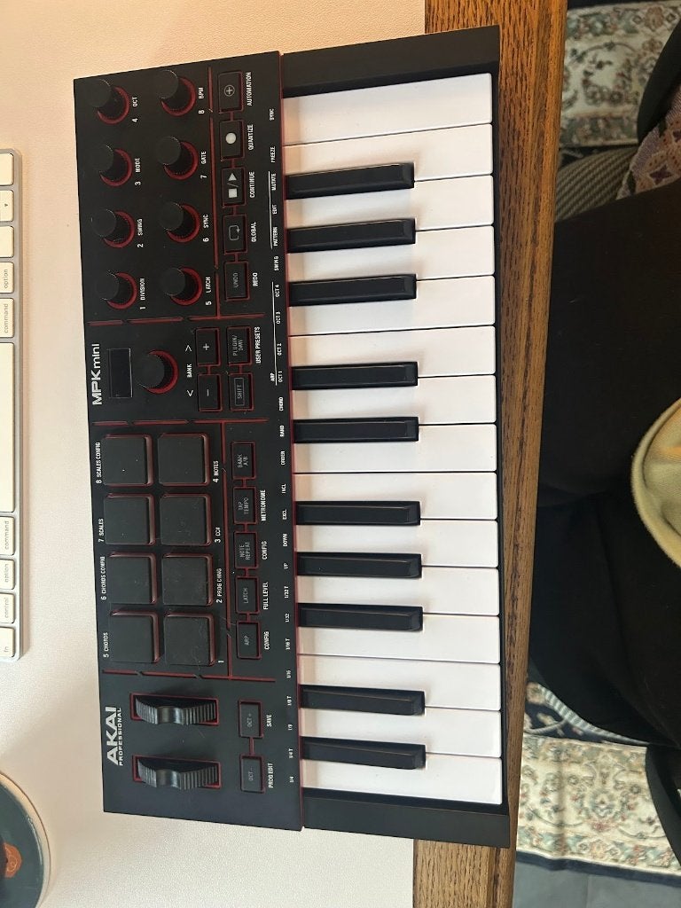 Akai Professional MPK Mini IV - paar keer gebruikt, Muziek en Instrumenten, Ophalen, Zo goed als nieuw