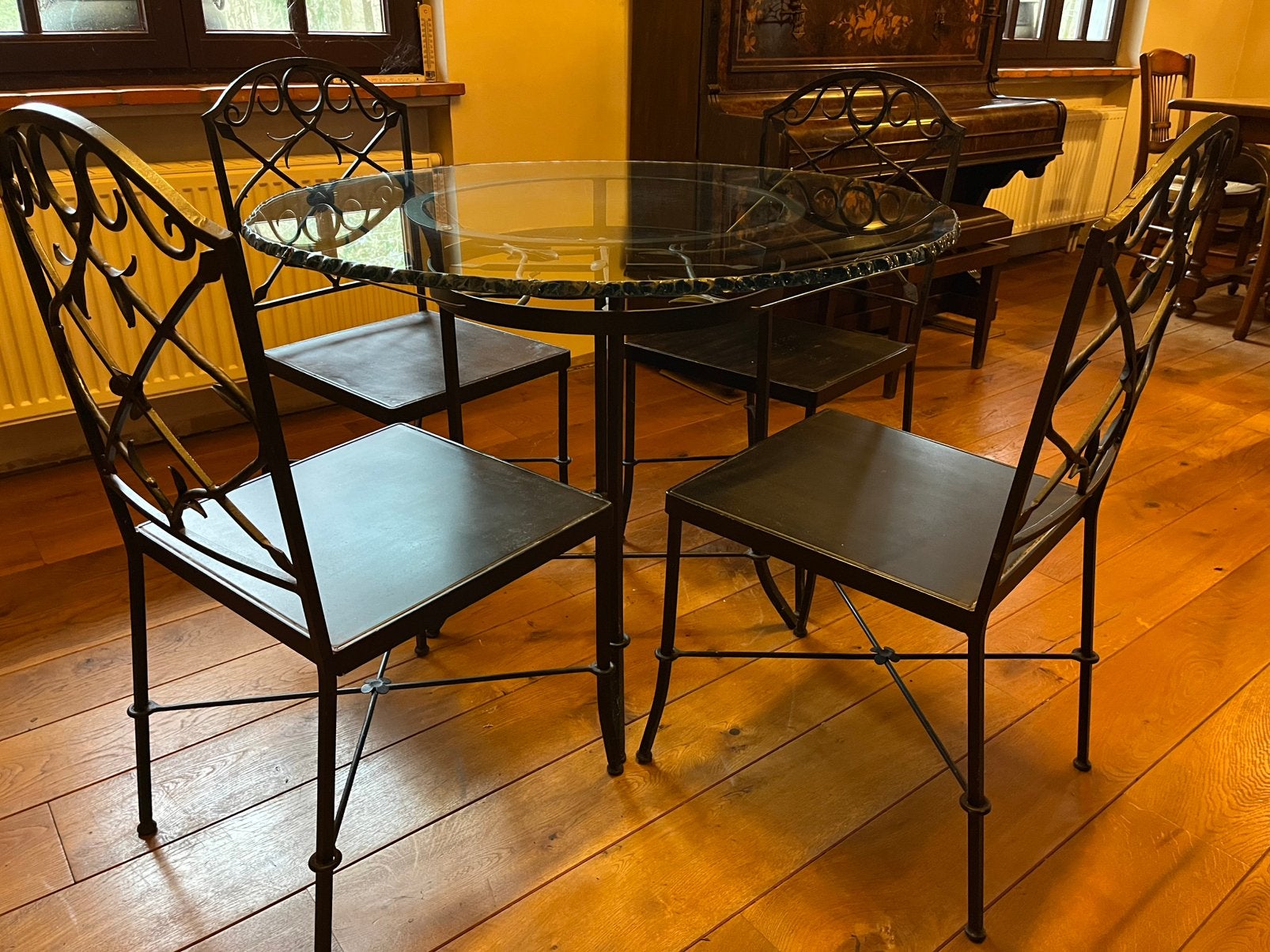Smeedijzeren tafel en stoelen, Huis en Inrichting, Ophalen, Zwart, Zo goed als nieuw, Vier