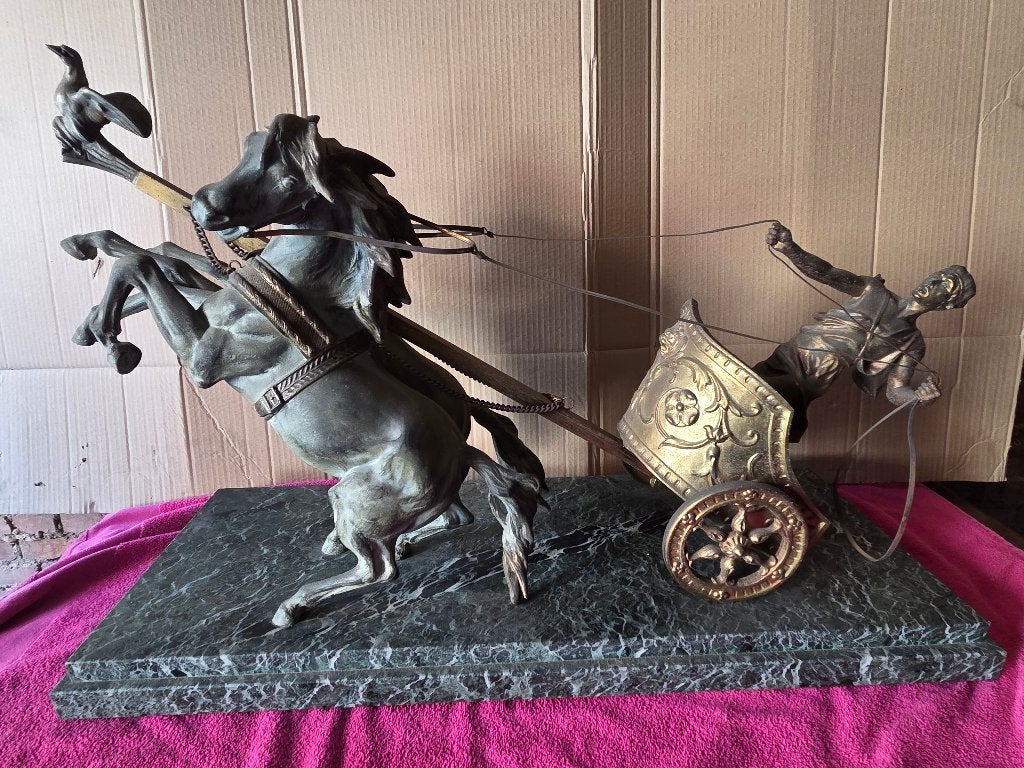 Groot vintage beeld strijdwagen met paarden  marmeren sokkel, Enlèvement, Bronze
