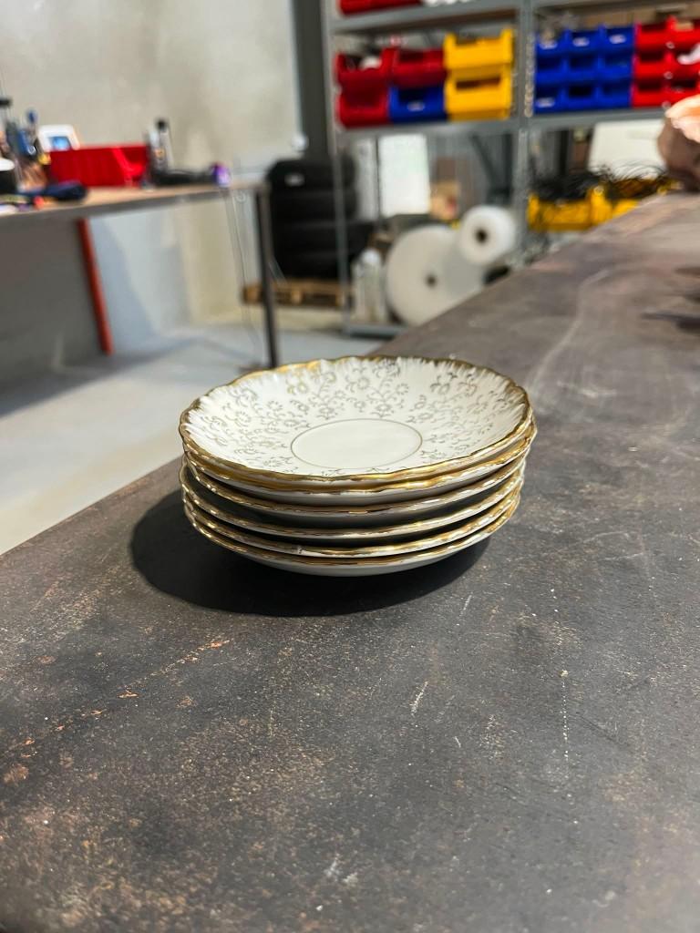 Volledig koffieservies met goudbeschildering, Enlèvement