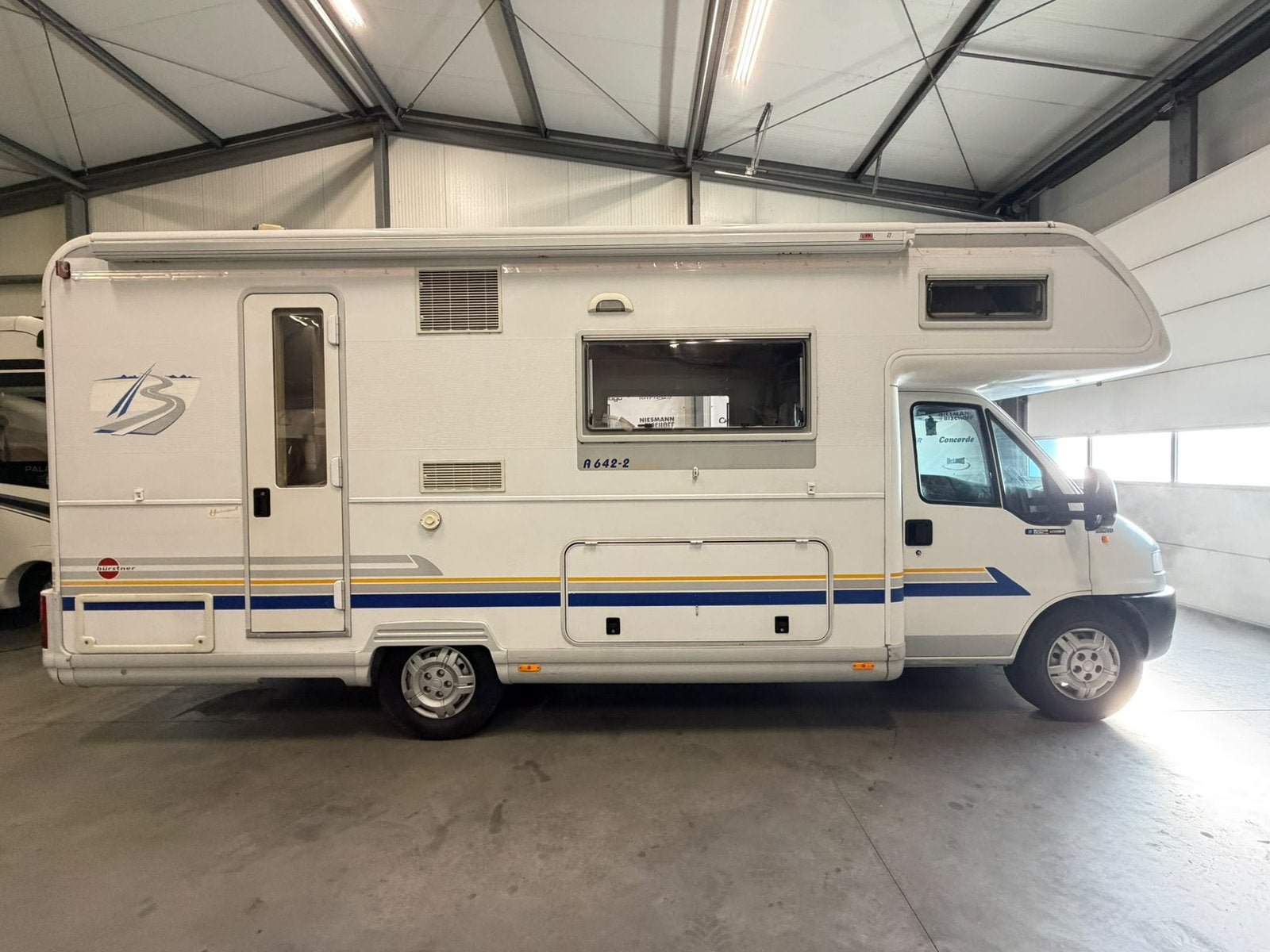Bürstner A642-2 Active Alkoven – 2.8 JTD –79.690 km –, Caravanes & Camping, Siège de train, Jusqu'à 4, 6 à 7 mètres, Fiat