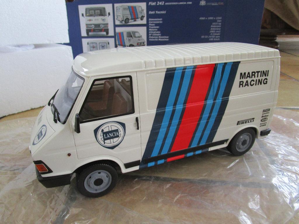 laudo racing 1:18 fiat 242 assistance lancia, Enlèvement ou Envoi, Comme neuf, Voiture, Autres marques