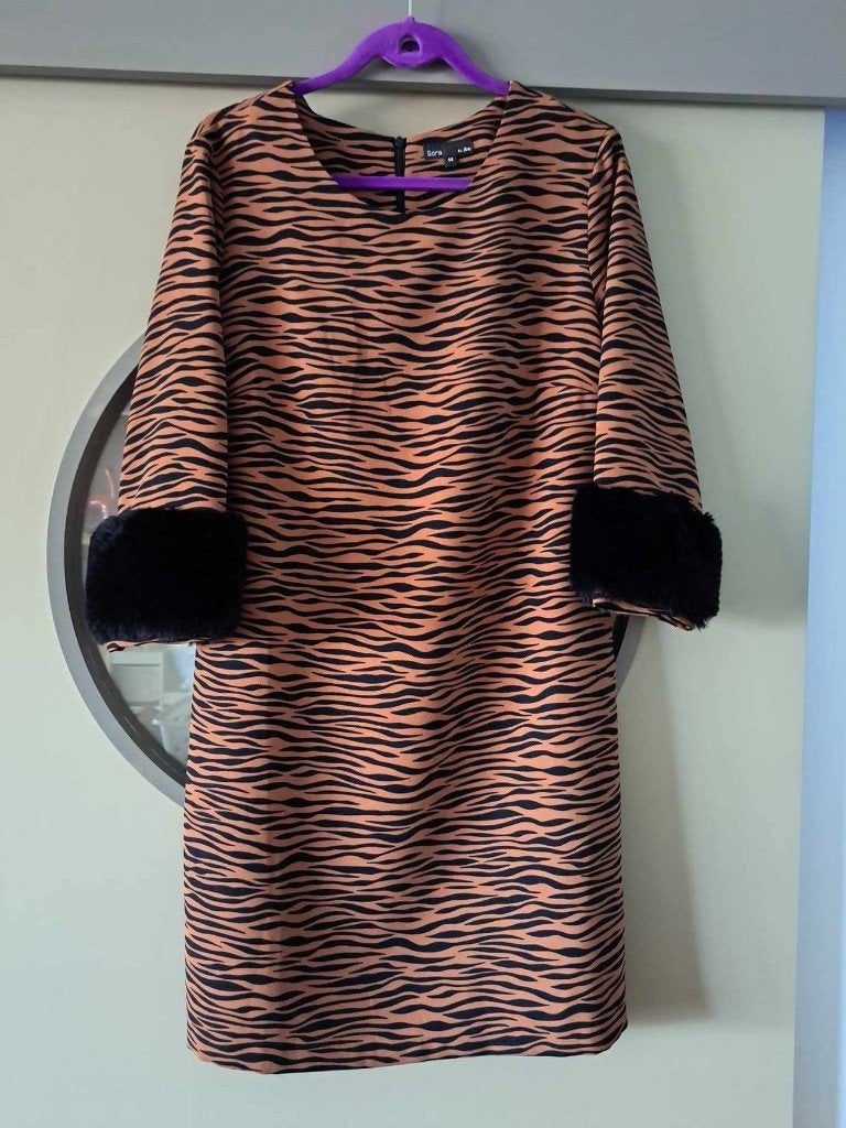 2 x jurk JBC, tijgerprint en/of zwart met kant, mt 44, Kleding | Dames, Ophalen of Verzenden, Zo goed als nieuw, Maat 42/44 (L)