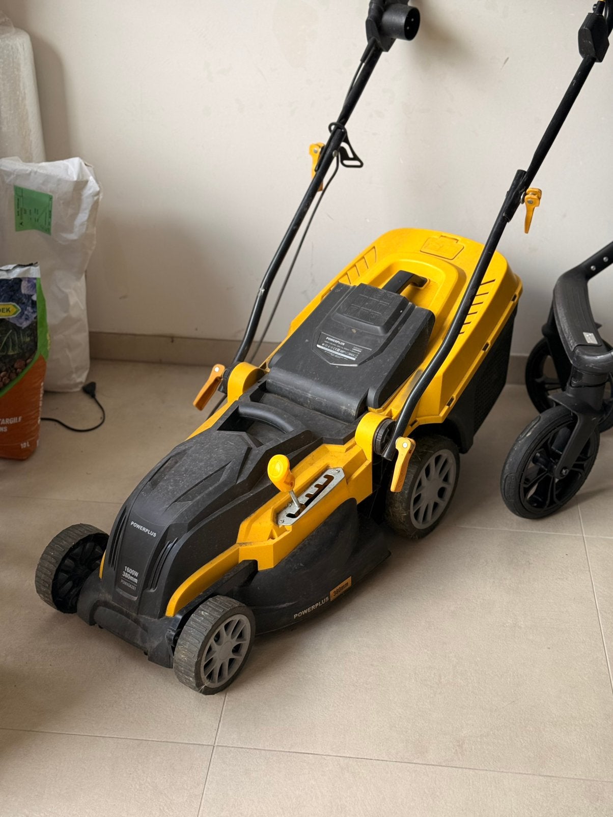 Powerplus elektrische grasmaaier 1600W / 38 cm, Ophalen, Zo goed als nieuw, Elektrische grasmaaier, Opvangbak