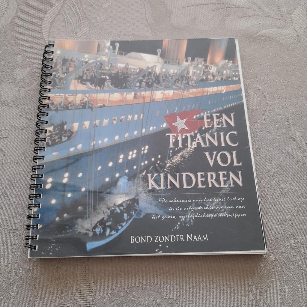 Een Titanic vol kinderen  - Bond Zonder Naam. Uitgave 1999., Ophalen of Verzenden