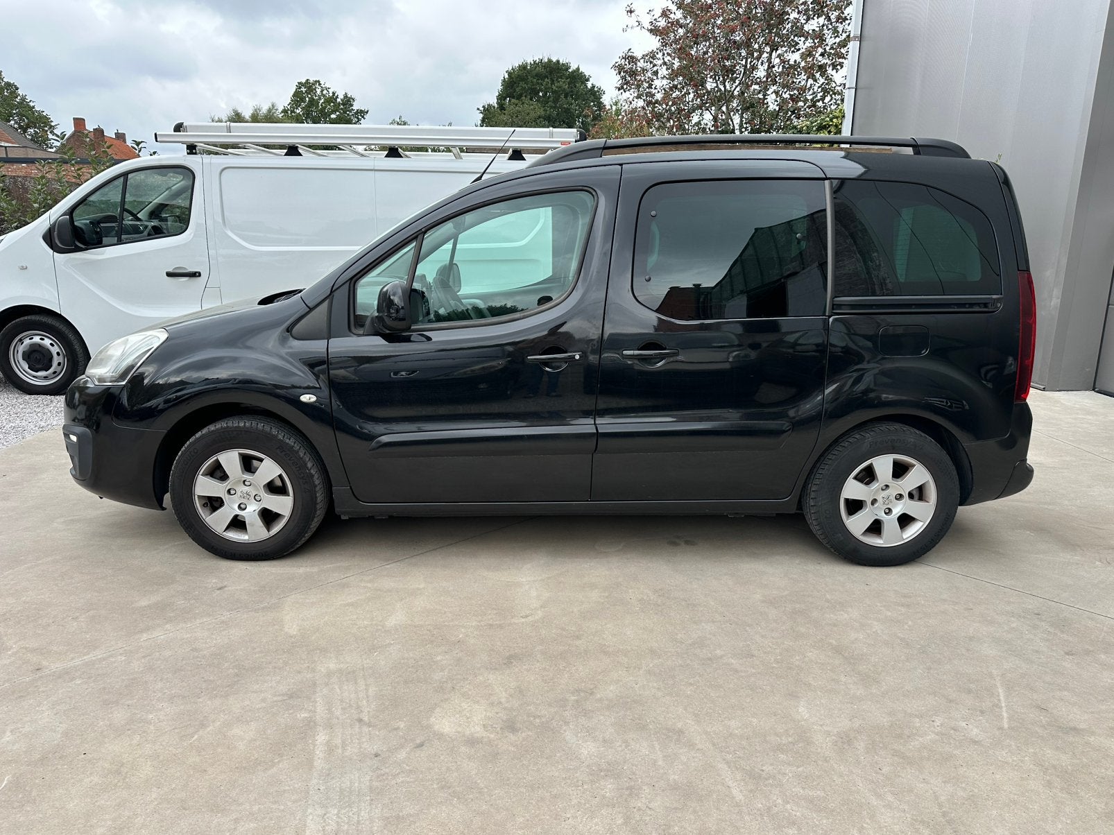 Peugeot partner / 5 zitplaatsen / automaat / 1.6hdi, Auto's, Dealer onderhouden, Euro 6, 4 cilinders, Zwart