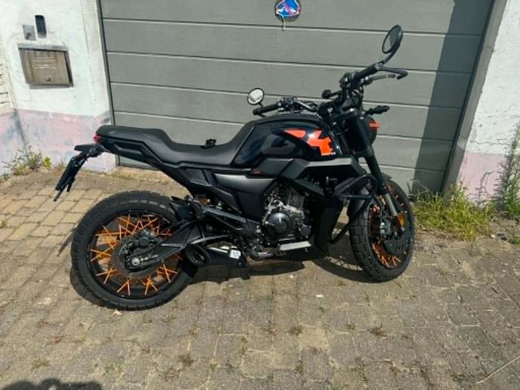 Vends Zontes GK 125 2023 - 4 180 km + accessoires, Motos, Jusqu'à 11 kW, Particulier, ABS, Manuelle