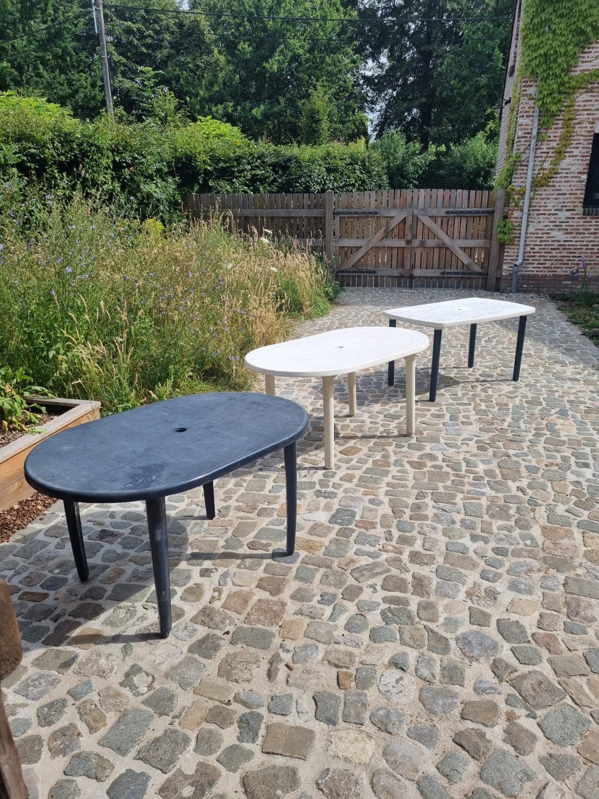 3 pvc tuintafels gratis af te halen, Ophalen