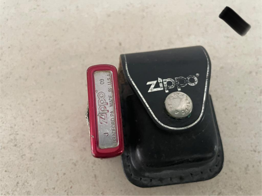 Briquet Zippo avec motif diable et étui en cuir, Collections, Enlèvement ou Envoi, Comme neuf, Briquet